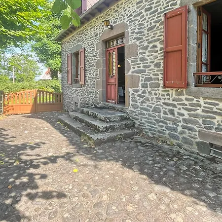Maison Auvergnate A Cote De Salers - 4 - Parking, Garage - Jardin - Salle De Jeux Holiday home